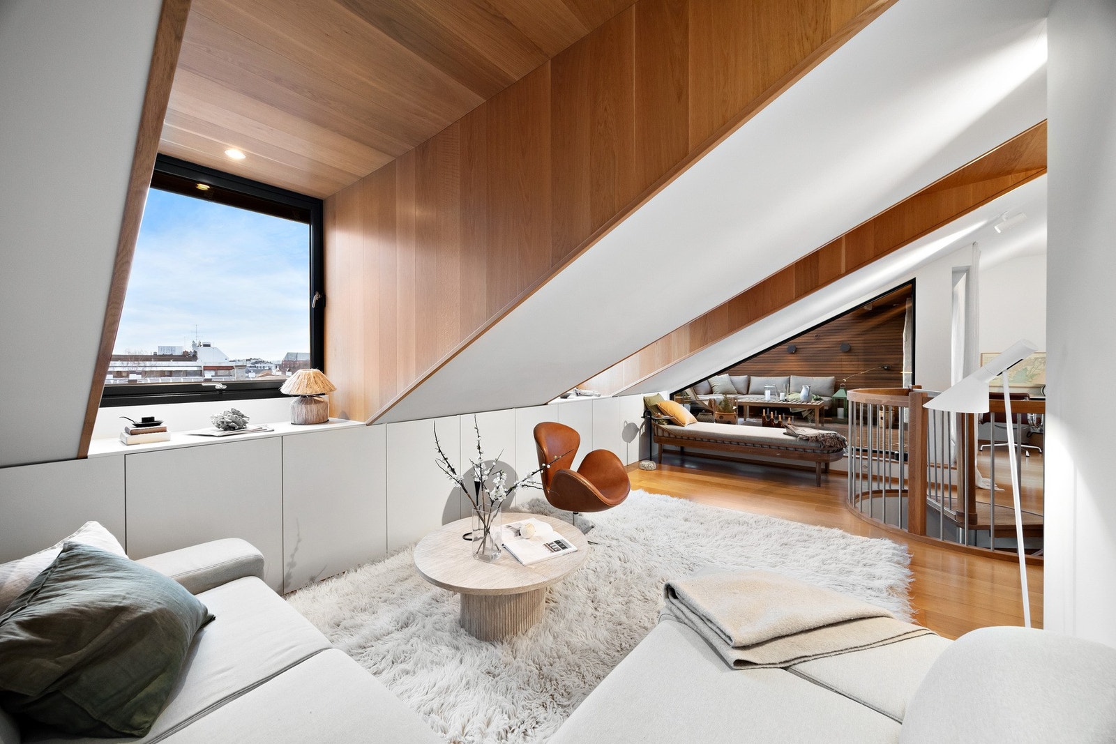 Lys og romslig loftsstue med hyggelig hjørnesone. Perfekt som ekstra oppholdsrom med direkte tilgang til takterrassen. Galleribilde