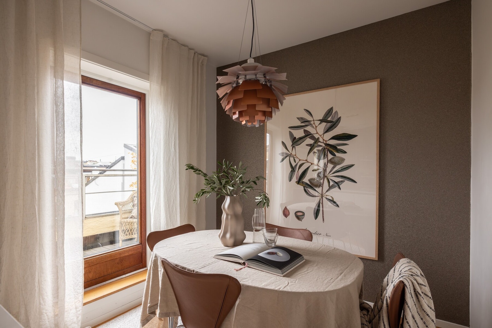 Hyggelig spiseplass med direkte utgang til frokostterrasse. Kongle Kobberlampe (ikke inkludert) tilfører stemning og varme Galleribilde