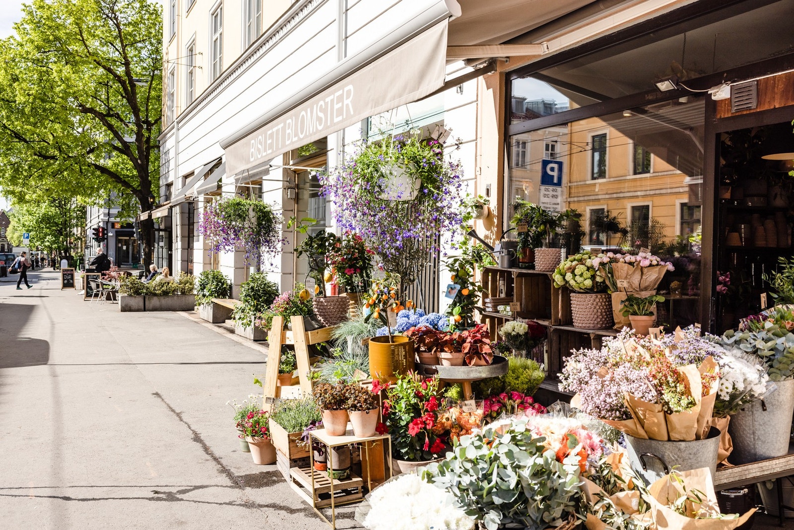Bislett har et stort utvalg av caféer, blomsterbutikker og diverse andre servicetilbud. Galleribilde
