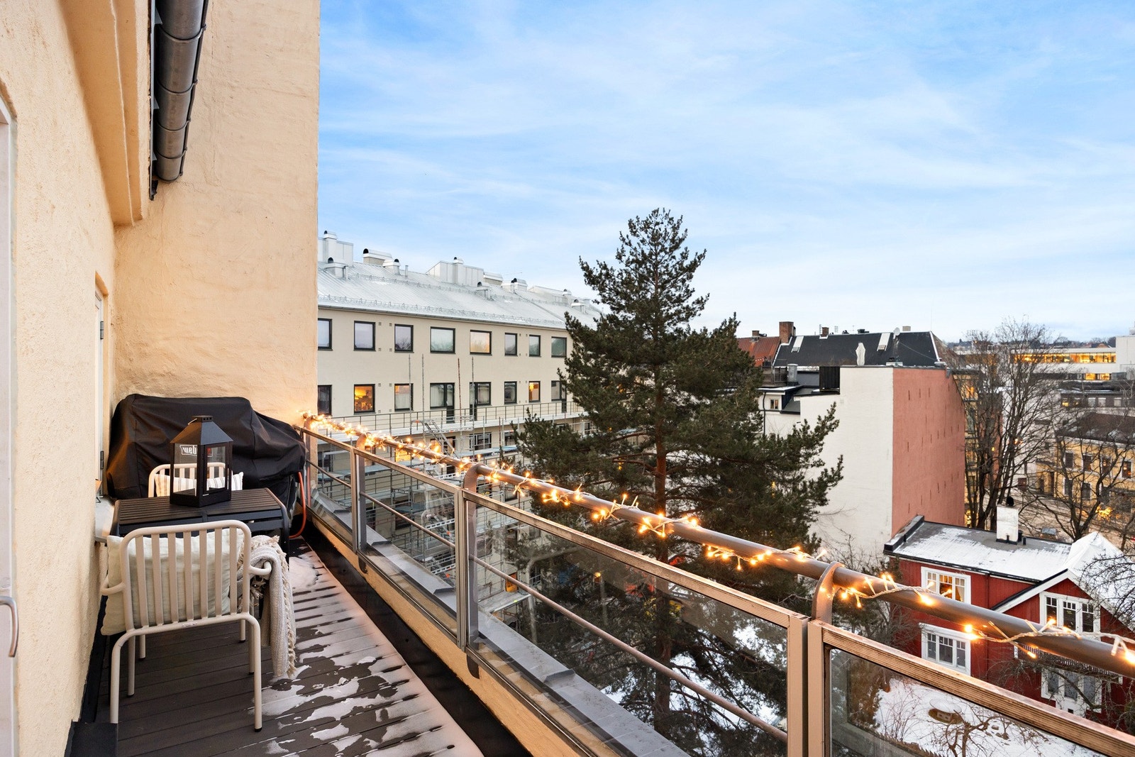 Utgang fra kjøkkenet til østvendt takterrasse på 7 m². Galleribilde