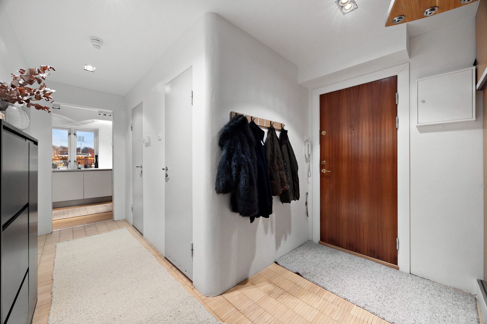 Lyst og delikat inngangsparti. Galleribilde