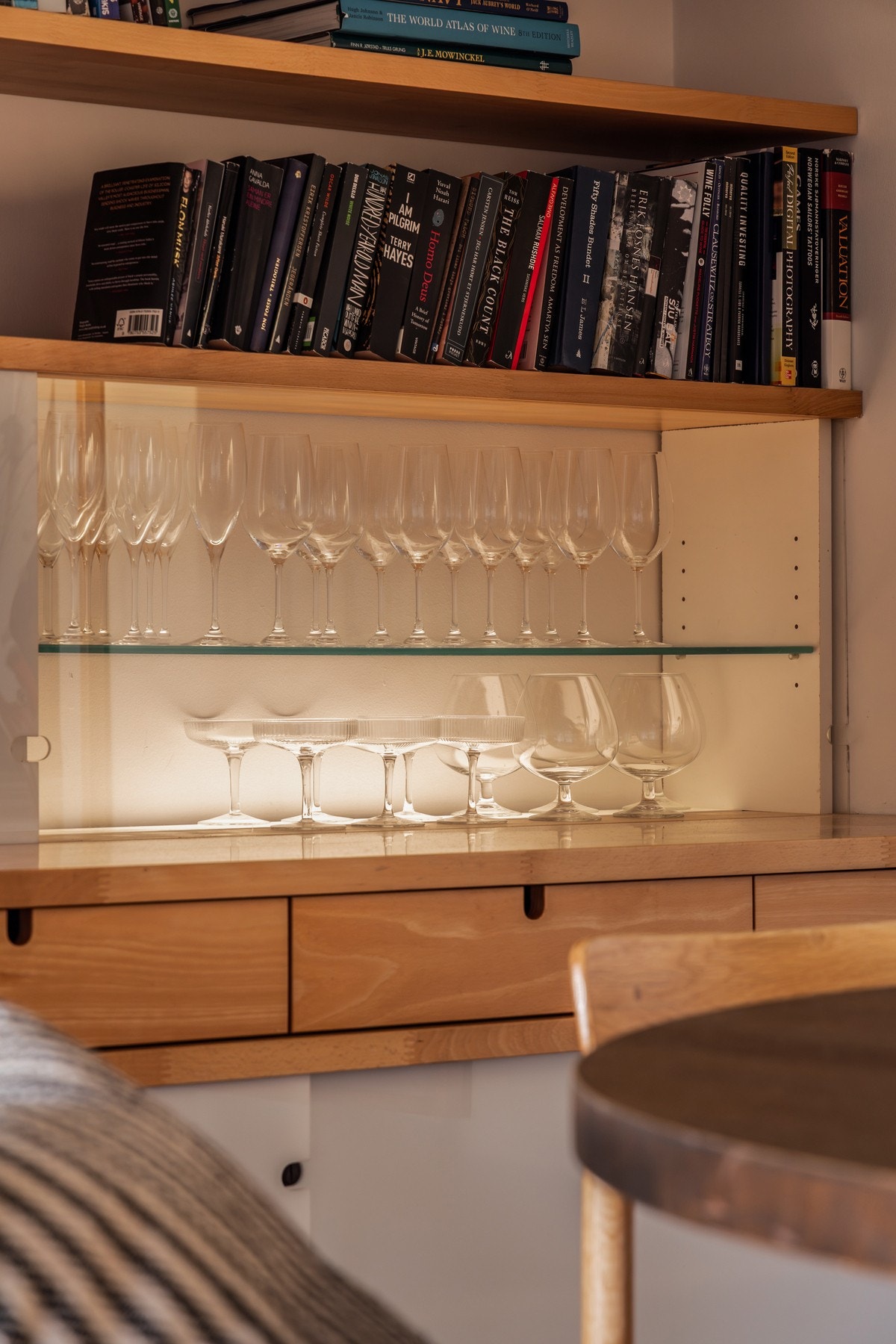 Plassbygget innredning tegnet av Lund + Slaatto Arkitekter (ca. år 2000) inkluderer bokhyller, garderober og skyvedører og detaljer på bad nede - tidløst håndverk som bidrar til et helhetlig og klassisk uttrykk. Galleribilde