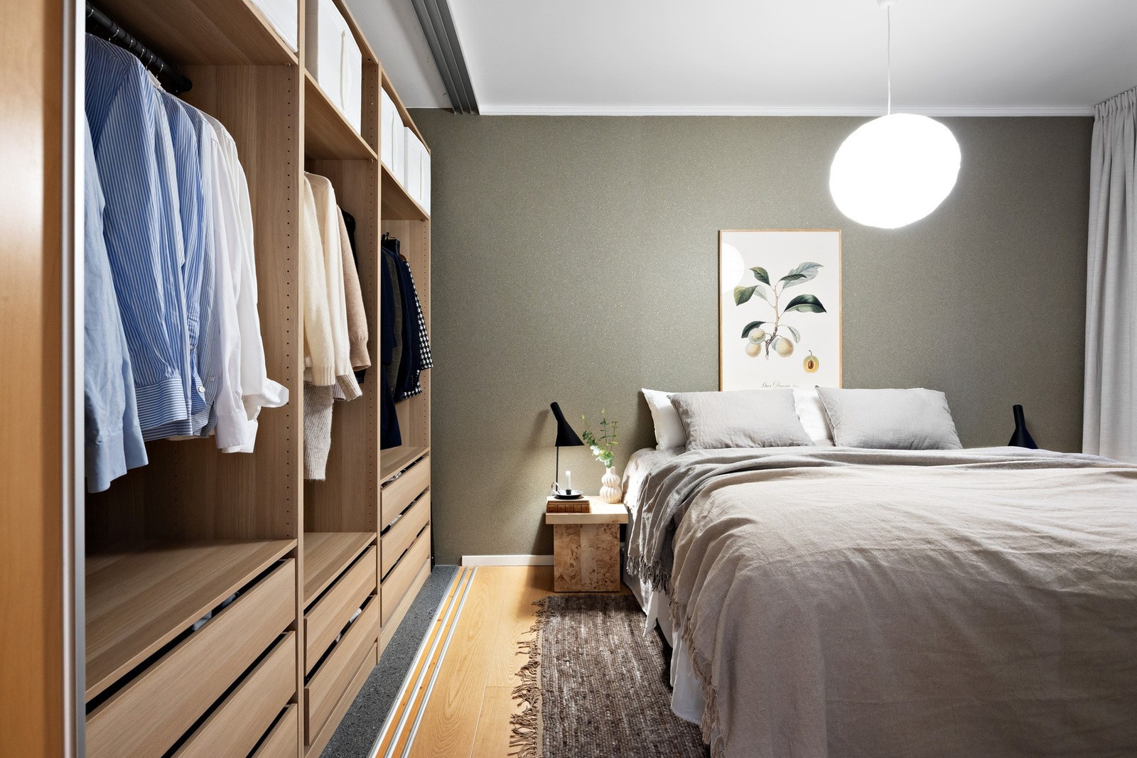 God plass til garderobe på hovedsoverom - dører fra gulv til tak gir mulighet for å lukke den helt. Galleribilde