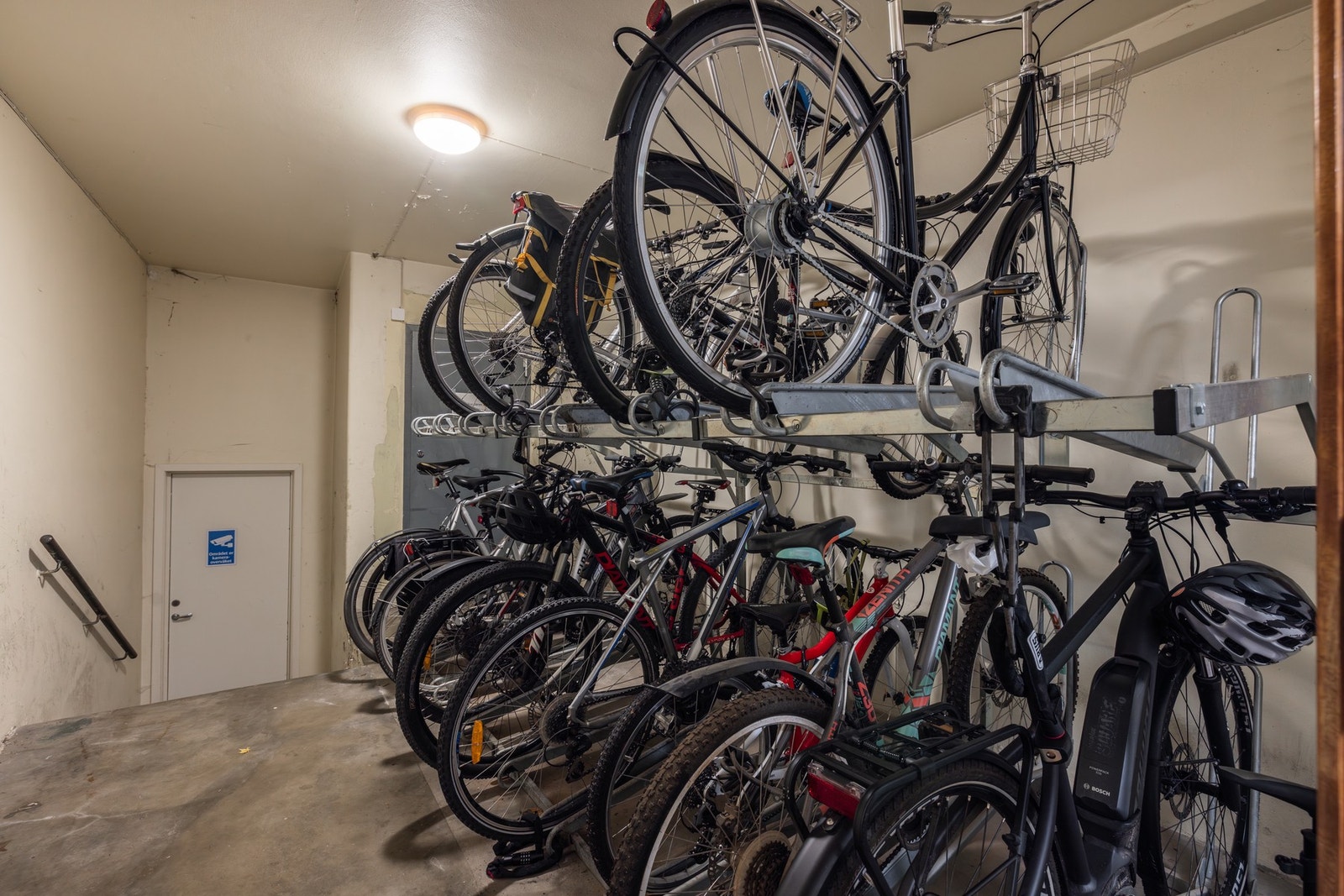 Gården har to innvendige sykkelboder, trygge og lett tilgjengelige året rundt. Galleribilde