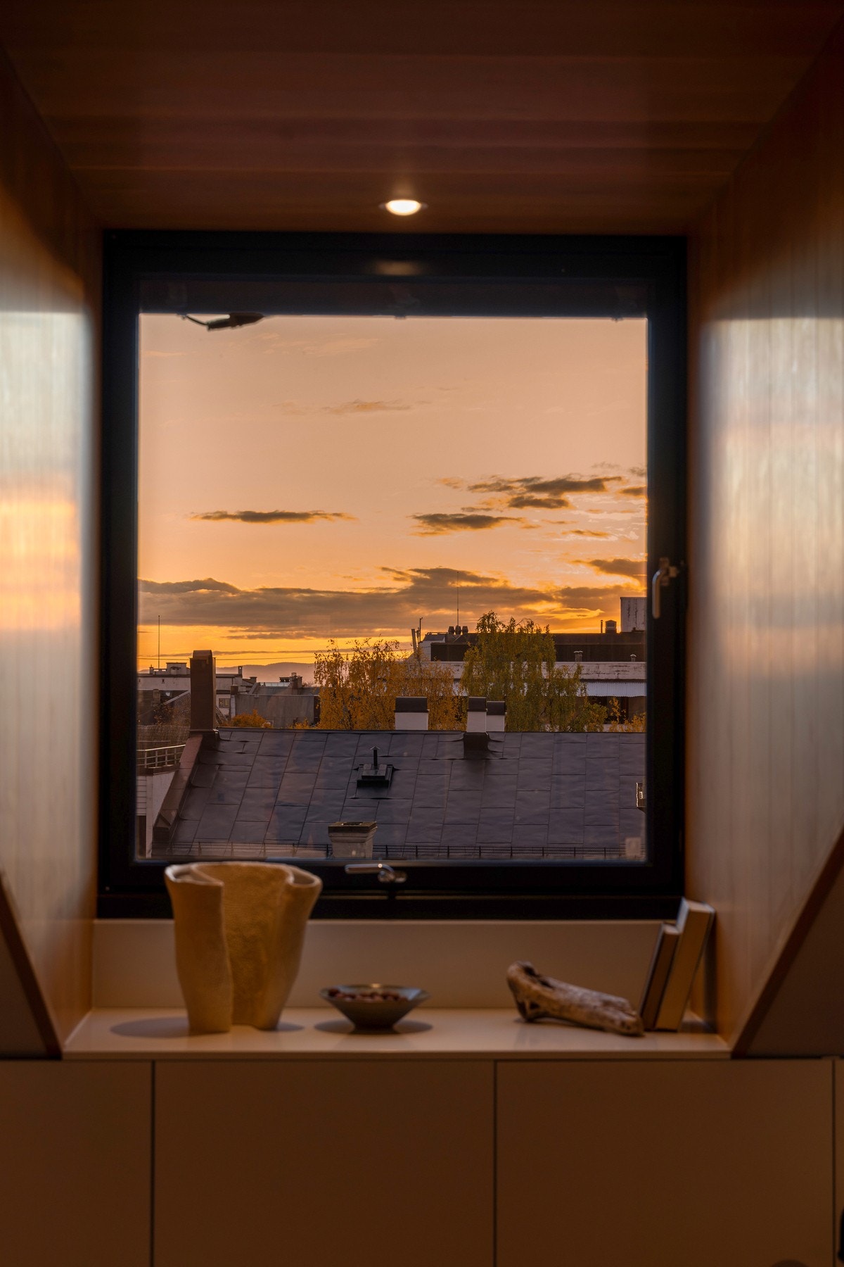 Møbelsnekkerbygget innredning i karnapper og endevegg gir både funksjon og særpreg.. Trekledningen i karnappene er inspirert av Colletts gate 21, rett ved Uranienborg kirke - en elegant referanse til nabolagets klassiske arkitektur. Galleribilde