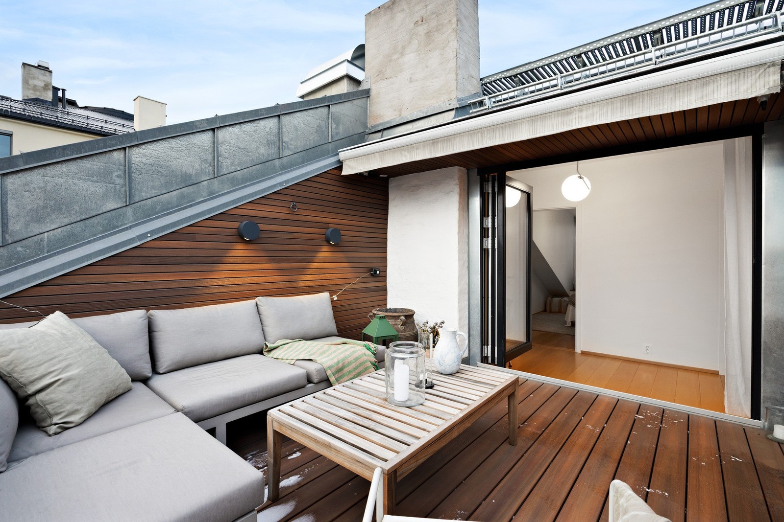 Sydvestvendt takterrasse på 10 kvm. Fritt utsyn til solnedgang hele året. Galleribilde