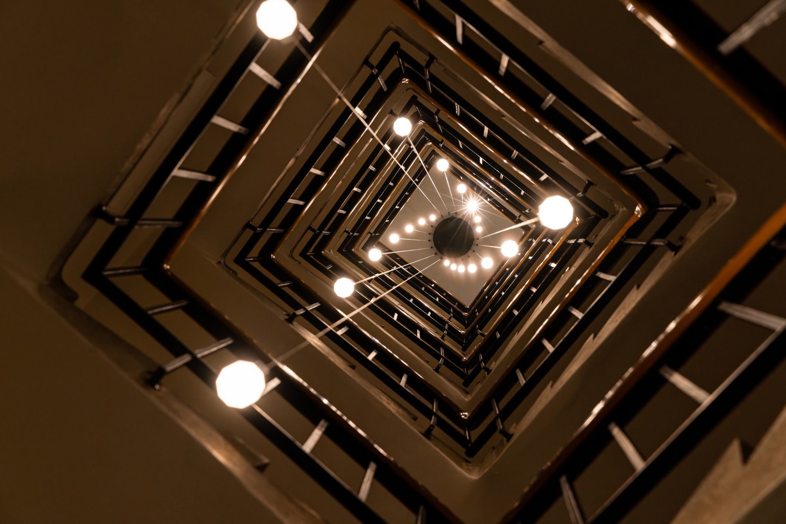 Skulpturelt trappeparti med lysskulptur tegnet av lysarkitekt - en kombinasjon av Wireform-lamper, pendler fra Glashütte Limburg og veggbelysning fra Supermodular Trapps. Galleribilde