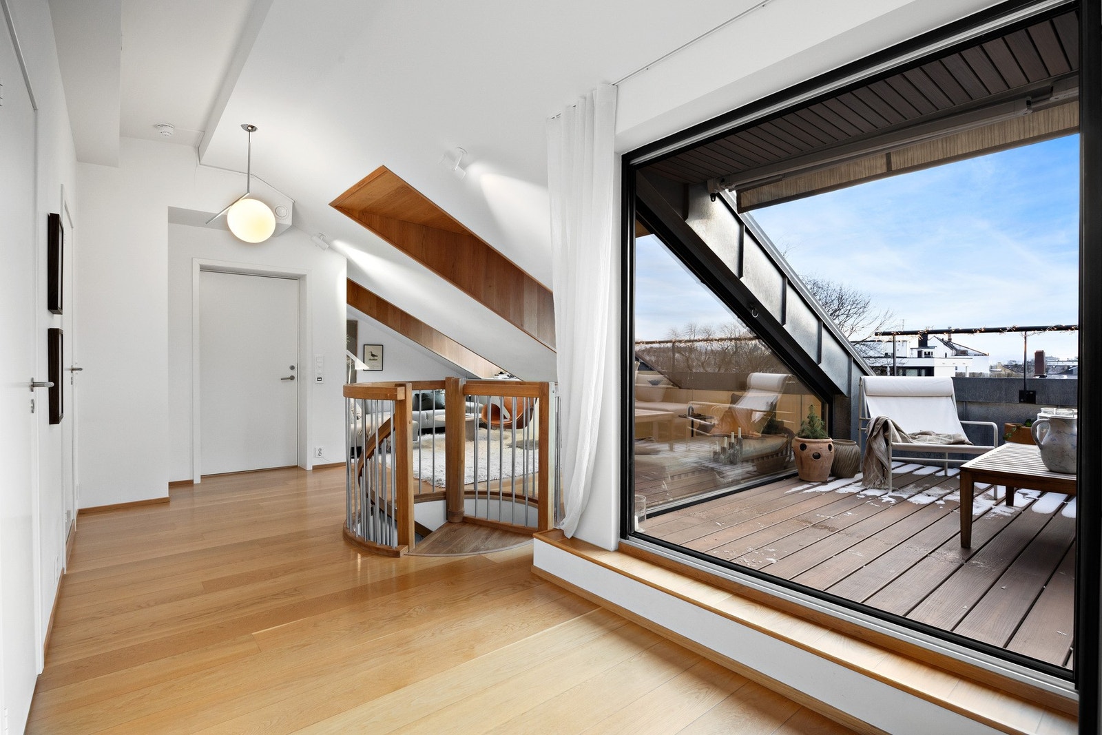 Fra loftsstuen. Galleribilde