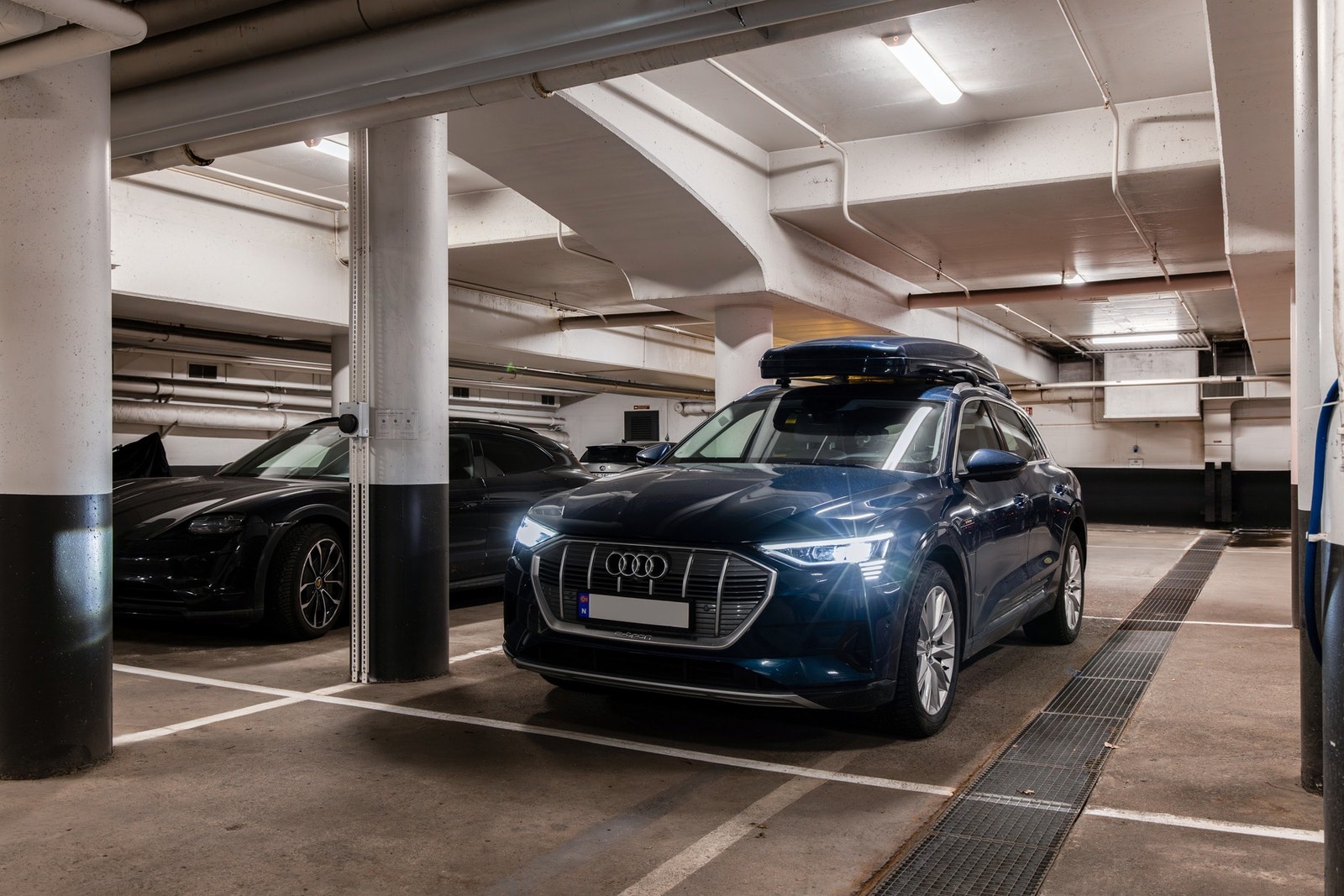 Mulighet for å videreføre leie av stor garasjeplass med elbillader i Oscars gate 20 (ca. 2417 kr/mnd + 285 kr/mnd for strøm). Praktisk og sentralt. Galleribilde