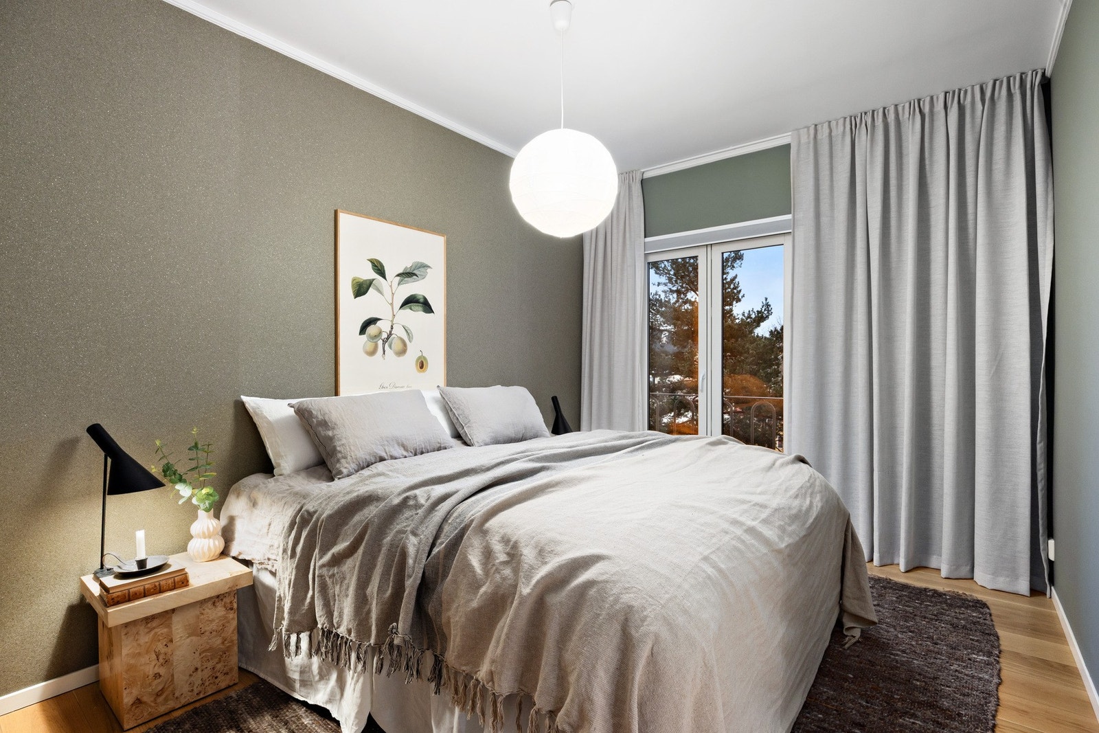 Romslig hovedsoverom på ca. 14 m² med fransk balkong mot soloppgangen. Stor garderobe med skyvedører fra gulv til tak og innebygget solskjerming fra Fasadeprodukter. Galleribilde