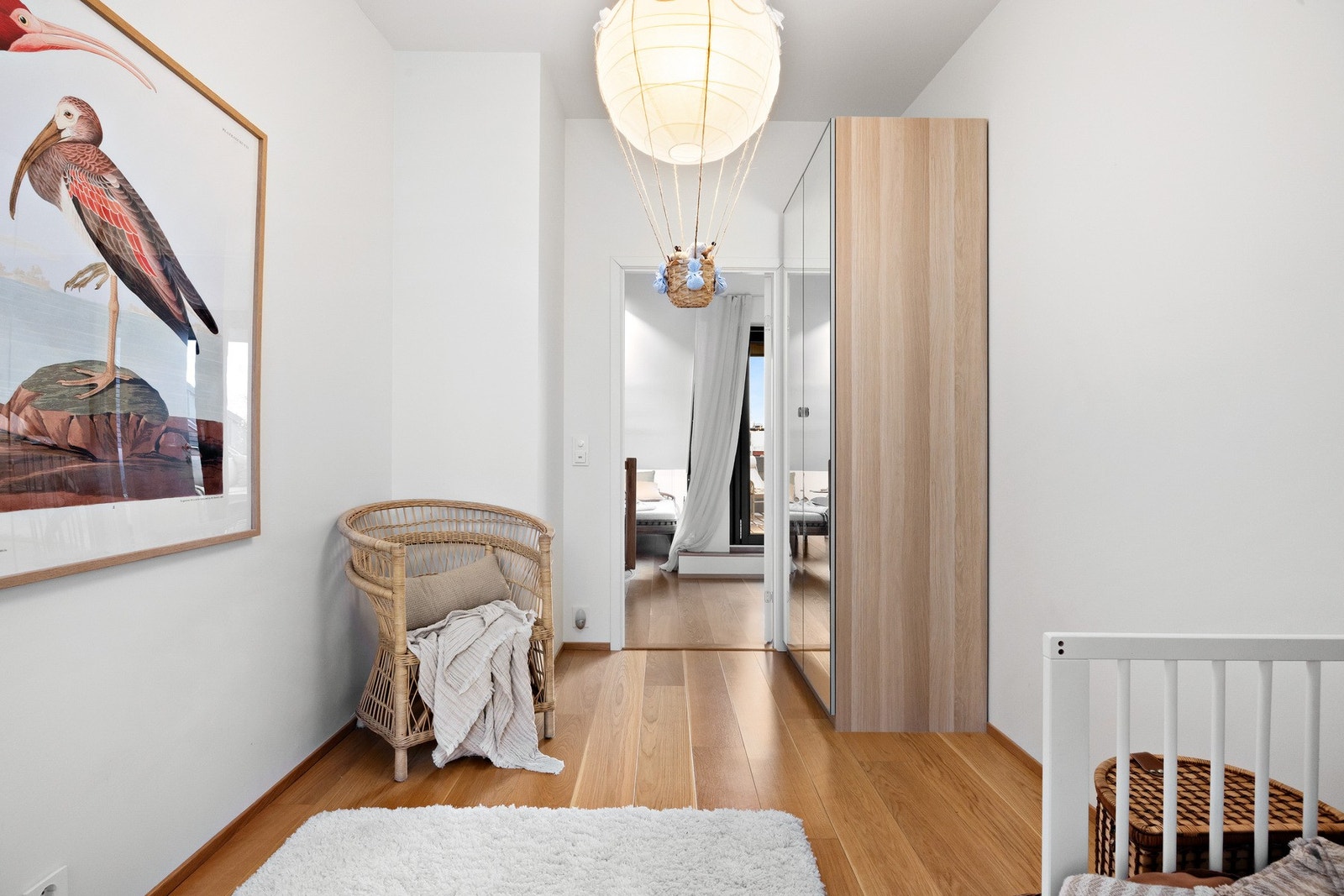 Soverom 3 på ca. 10 m² med fransk balkong og utsikt mot byen østover og sørøst. God plass og plissegardiner fra Fasadeprodukter for mørke og svale netter. Galleribilde