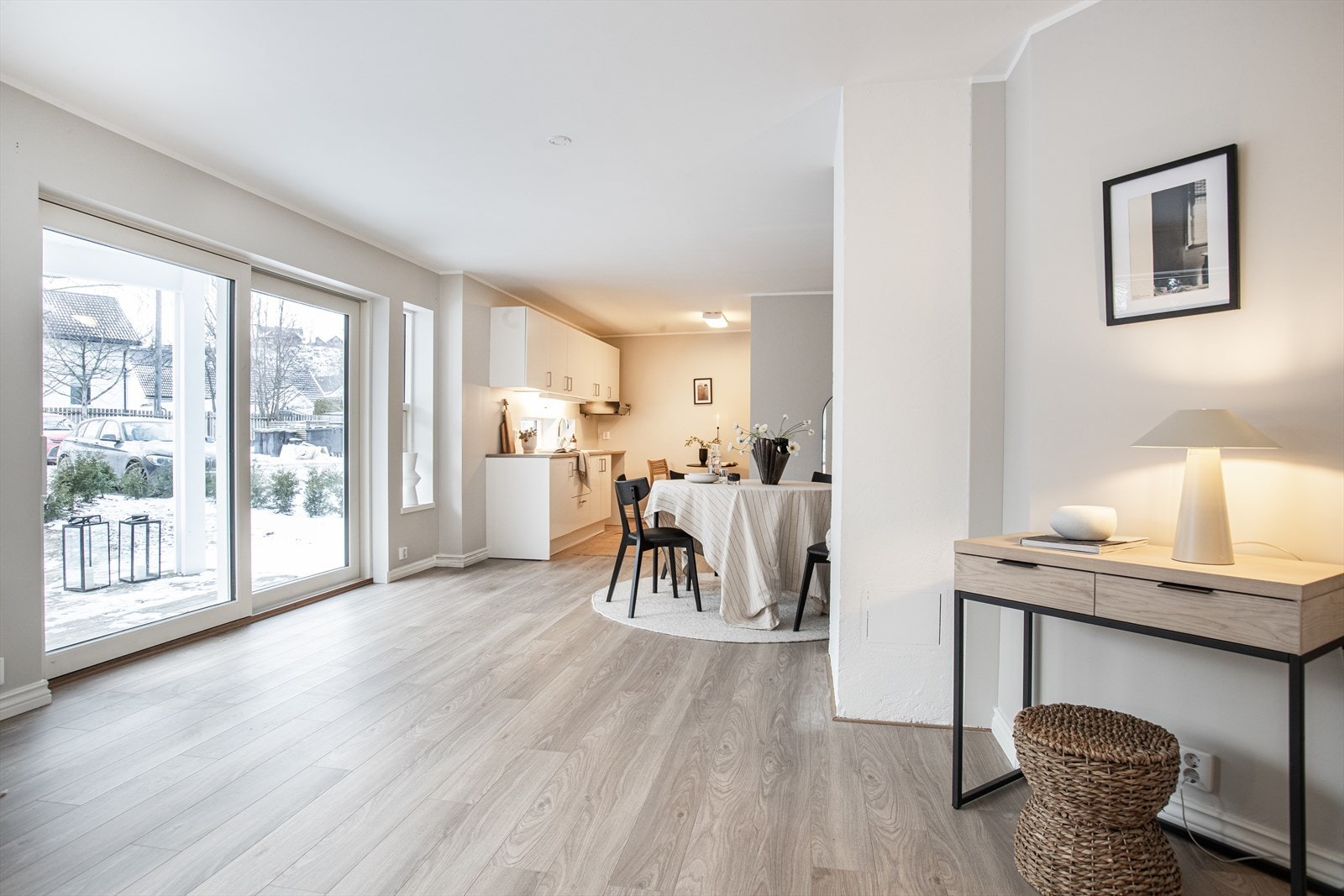 Stue sett mot kjøkkenet Galleribilde