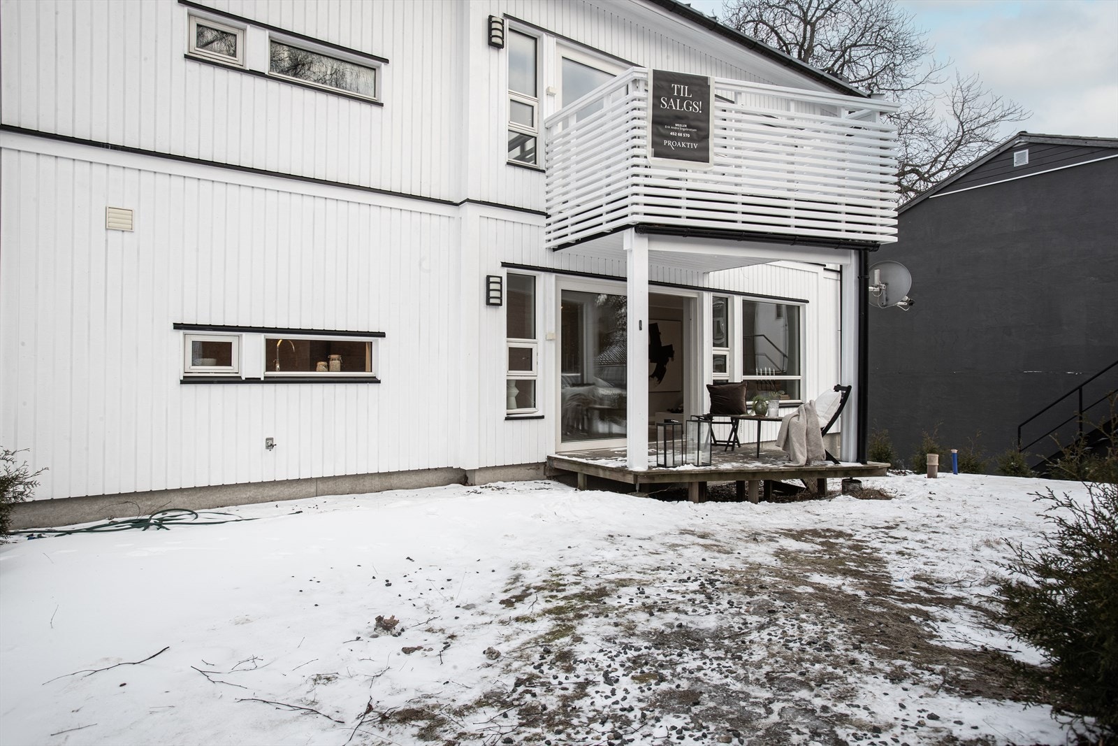 Terrasse og liten hageflekk. Galleribilde