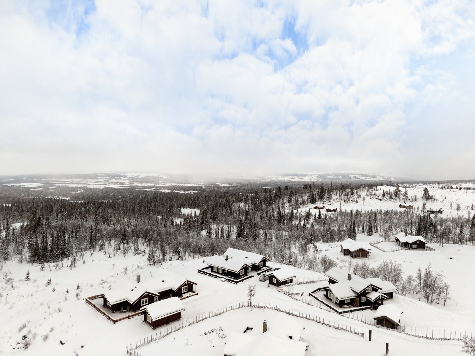 Hytta ligger i et naturskjønnt område med flere gode turmuligheter. Galleribilde