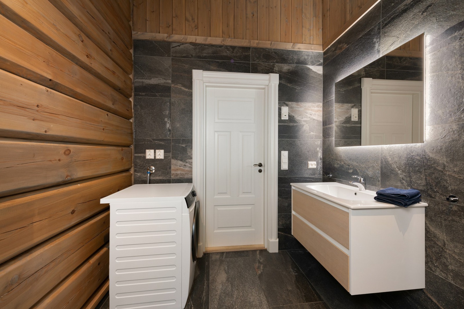 Dette badet har også opplegg for vaskemaskin. Galleribilde