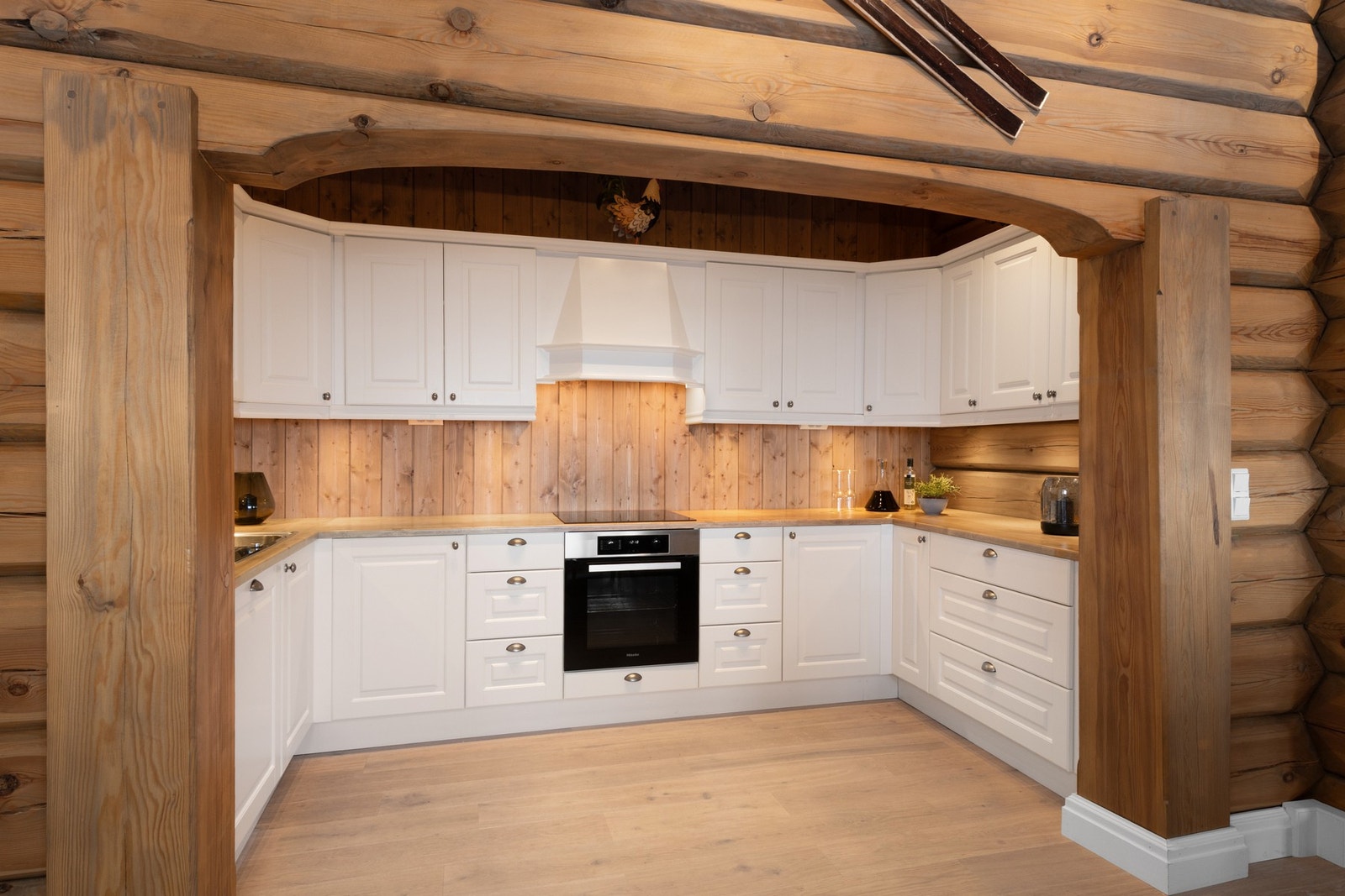 Kjøkkenet har lyse fronter med integrert oppvaskmaskin, ovn og platetopp. Miele stekeovn ( ny i 2022 ) , Electrolux platetopp , Electrolux oppvaskmaskin Galleribilde