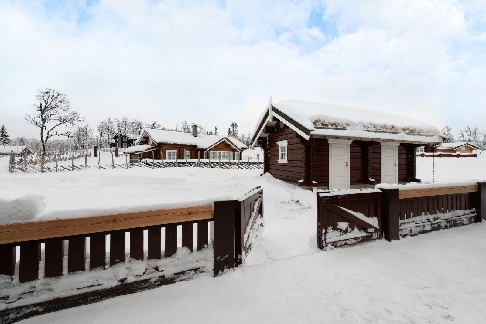 Port fra veranda og ned til annekset. Galleribilde
