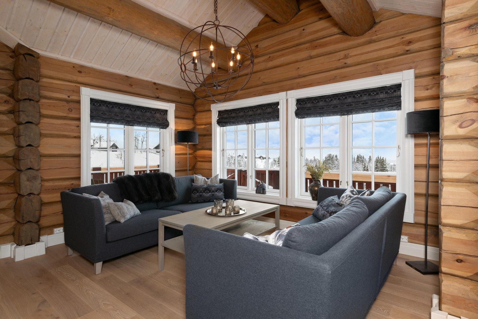 Store vinduer slipper inn flott naturlig lys. Vinduer har lift gardiner fra Ralp Lauren ( sydd av Annekset på Geilo ) Galleribilde