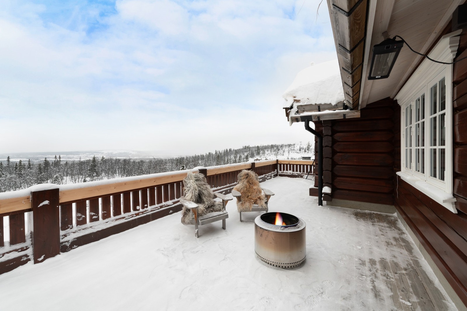 På verandaen er det god plass til mange sittegrupper. Galleribilde