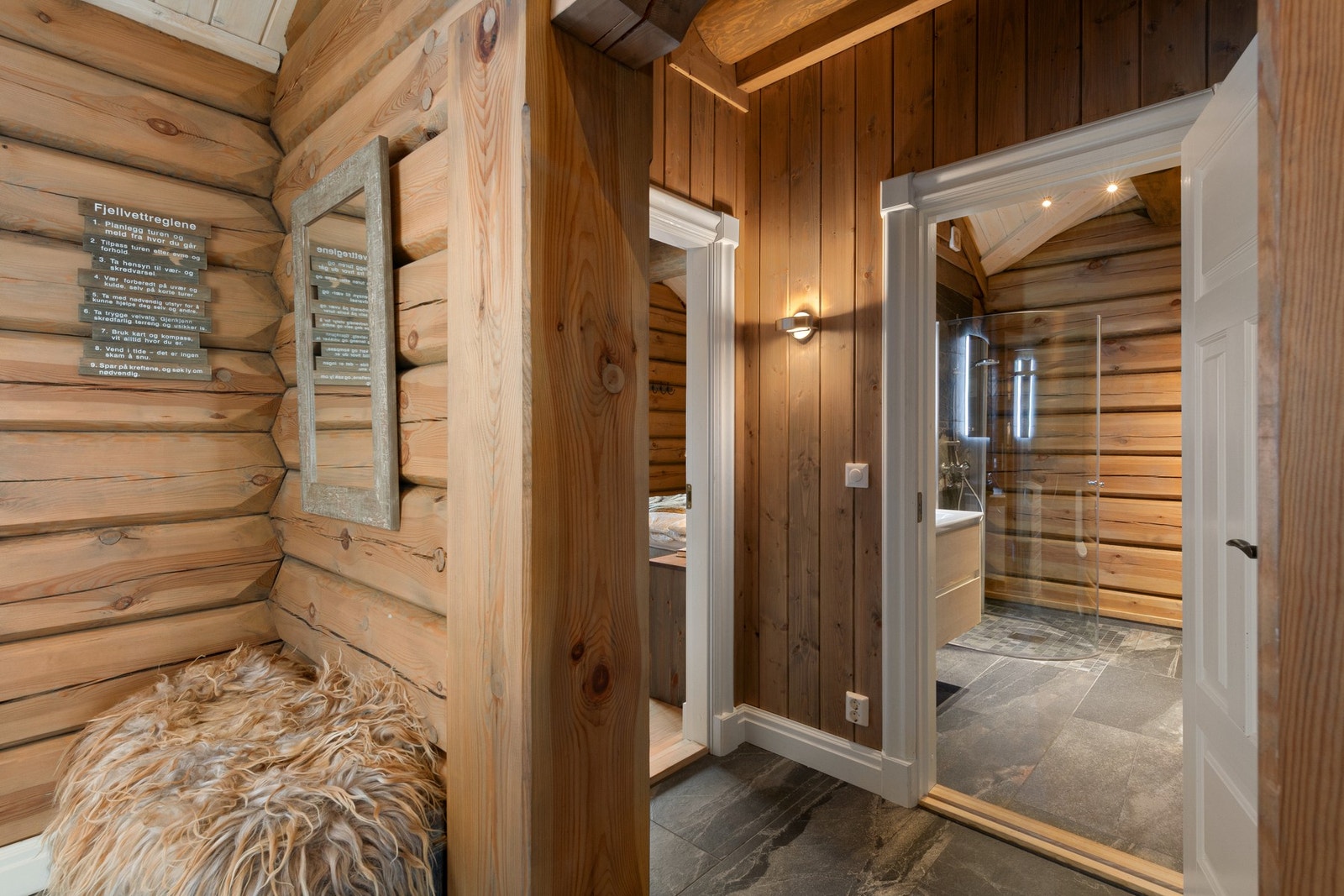 Videre inn til bad og soverom. Galleribilde