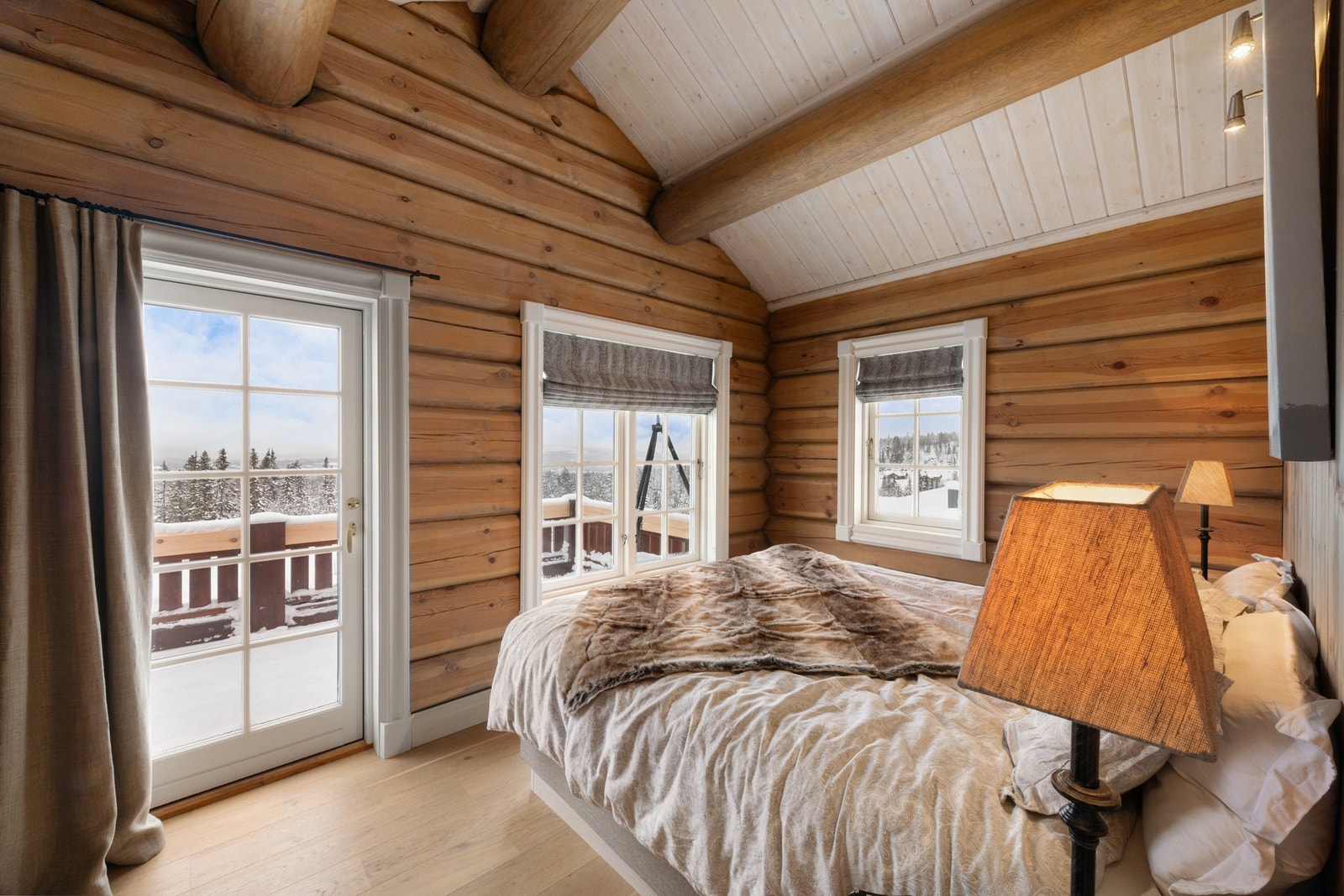 Soverom 1. Rommet har rikelig med lys og utgang til verandaen. Vinduer har lift gardiner fra Ralp Lauren ( sydd av Annekset på Geilo ) Galleribilde