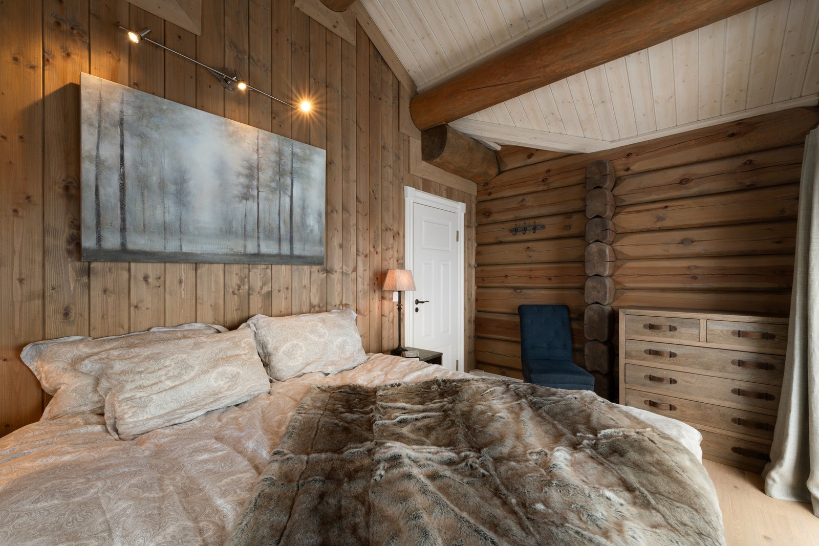 Rommet gir god plass til å innrede en dobbeltseng med garderobeløsning. Galleribilde