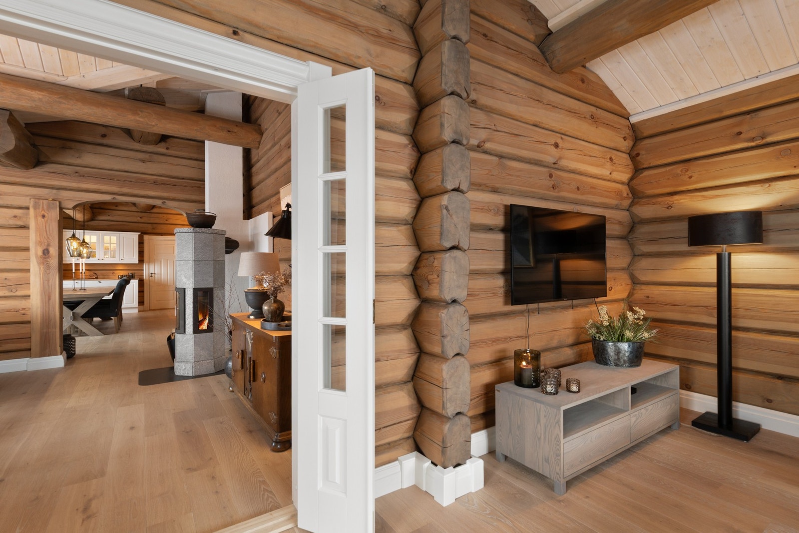 Dør med glass mellom rommene. Galleribilde