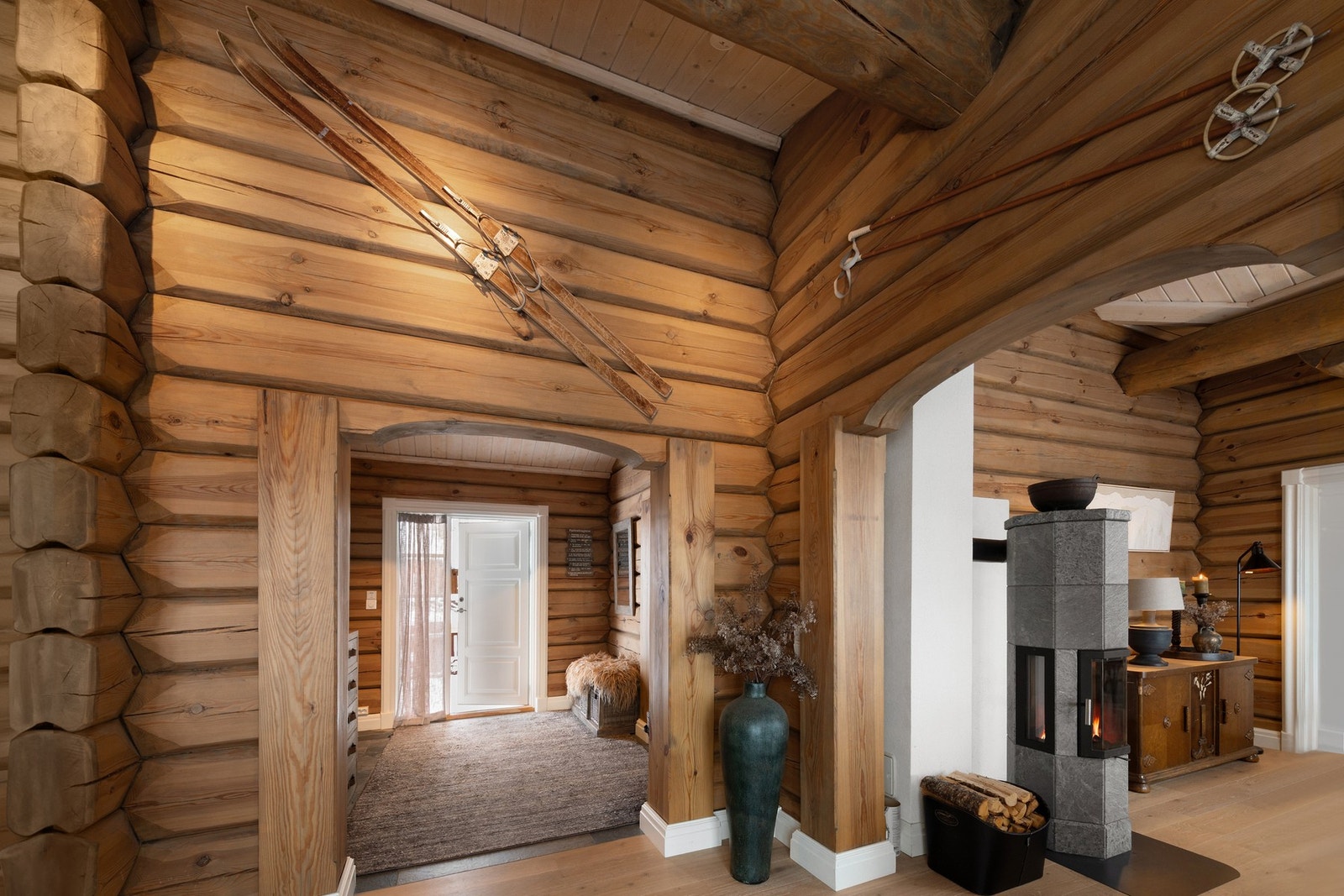 Hytta har en gjennomført stil med tømmervegger. Galleribilde