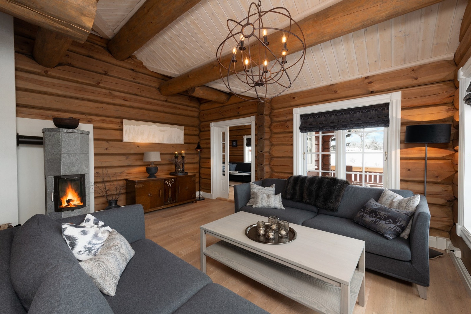 Nyt sene kvelder foran peisen. Galleribilde