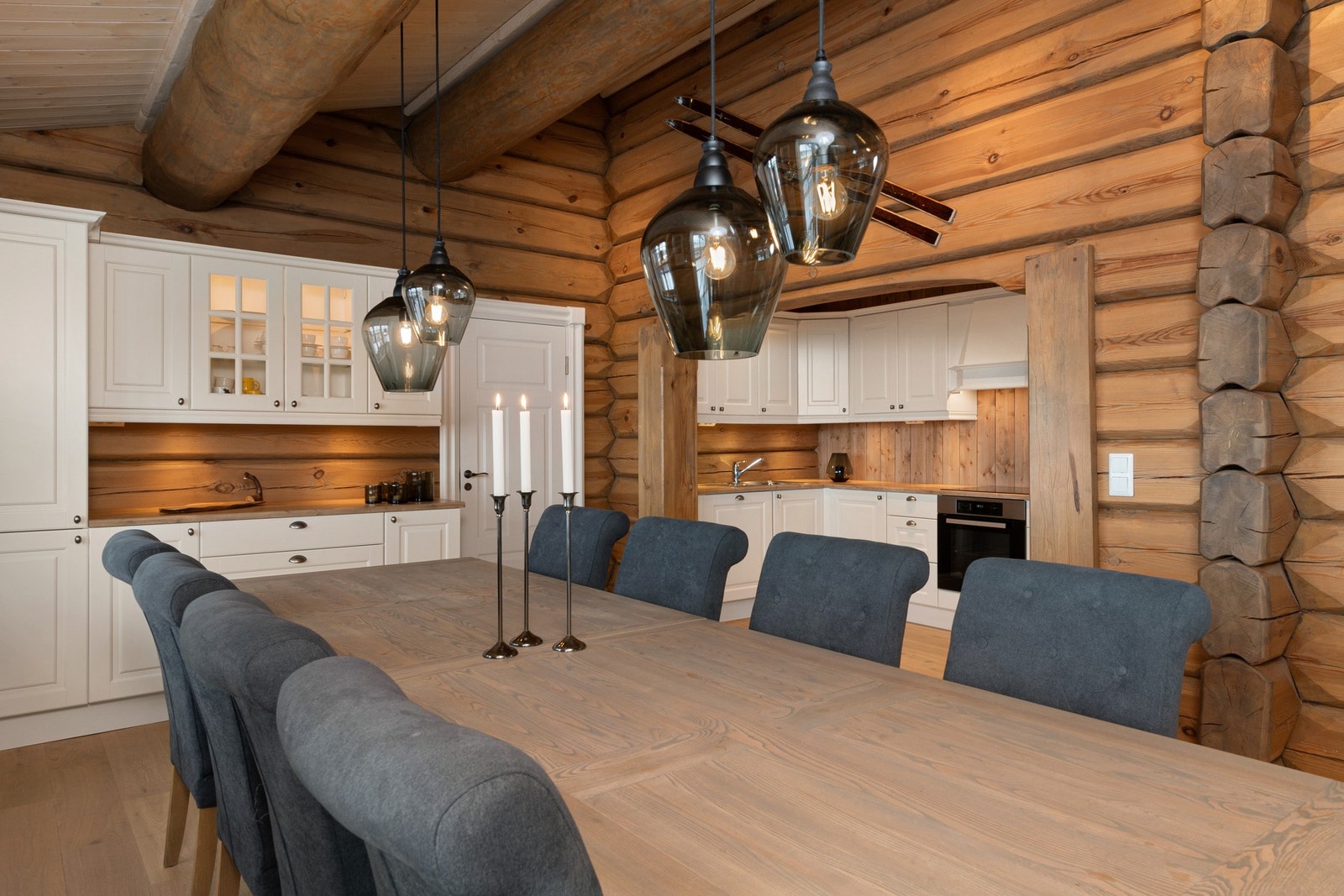 God plass til en romslig spisegruppe, med plass til hele familien. Galleribilde