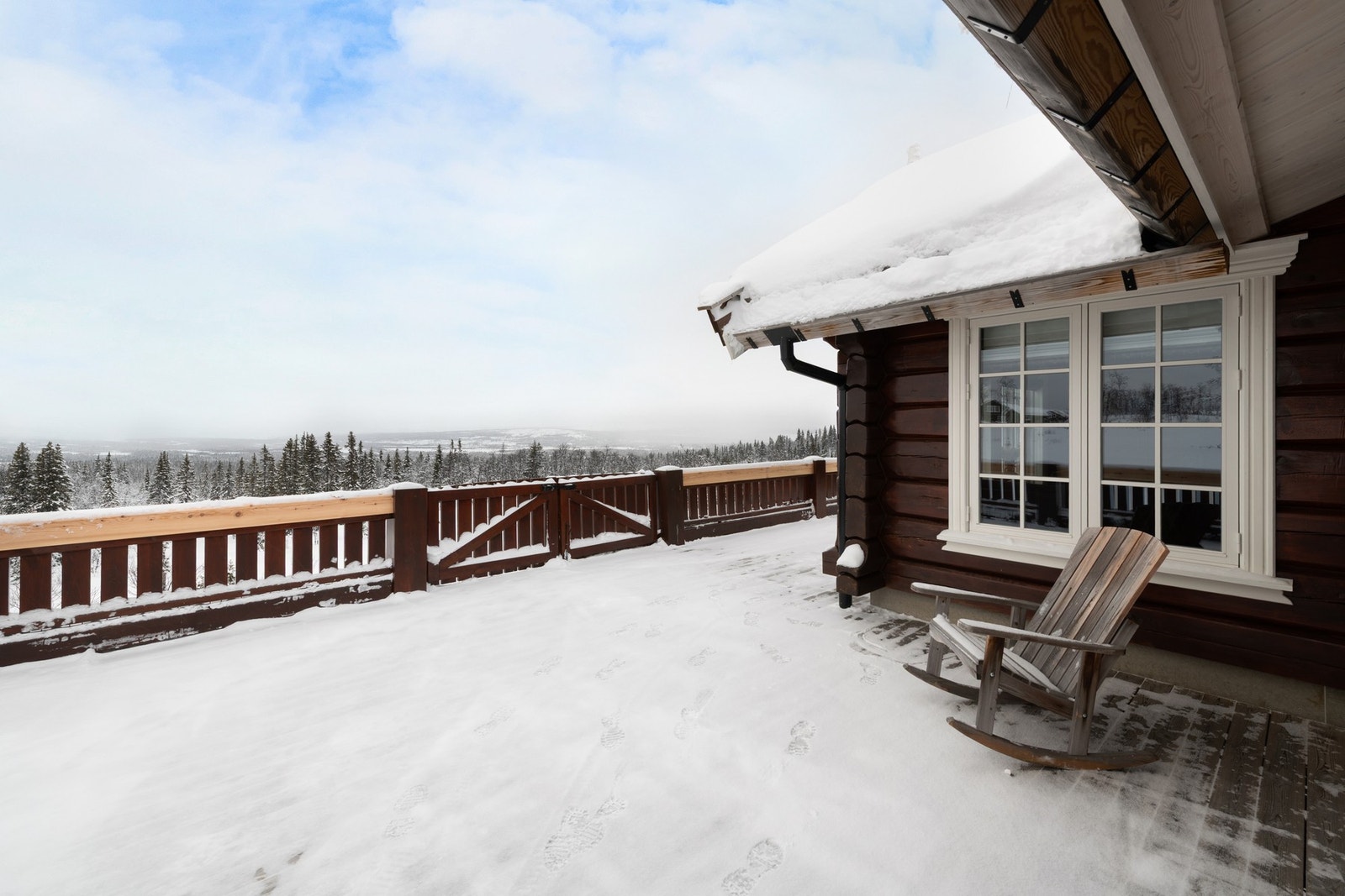 Hytten har flere gode og usjenerte solkroker , sol fra morgen til kveld Galleribilde