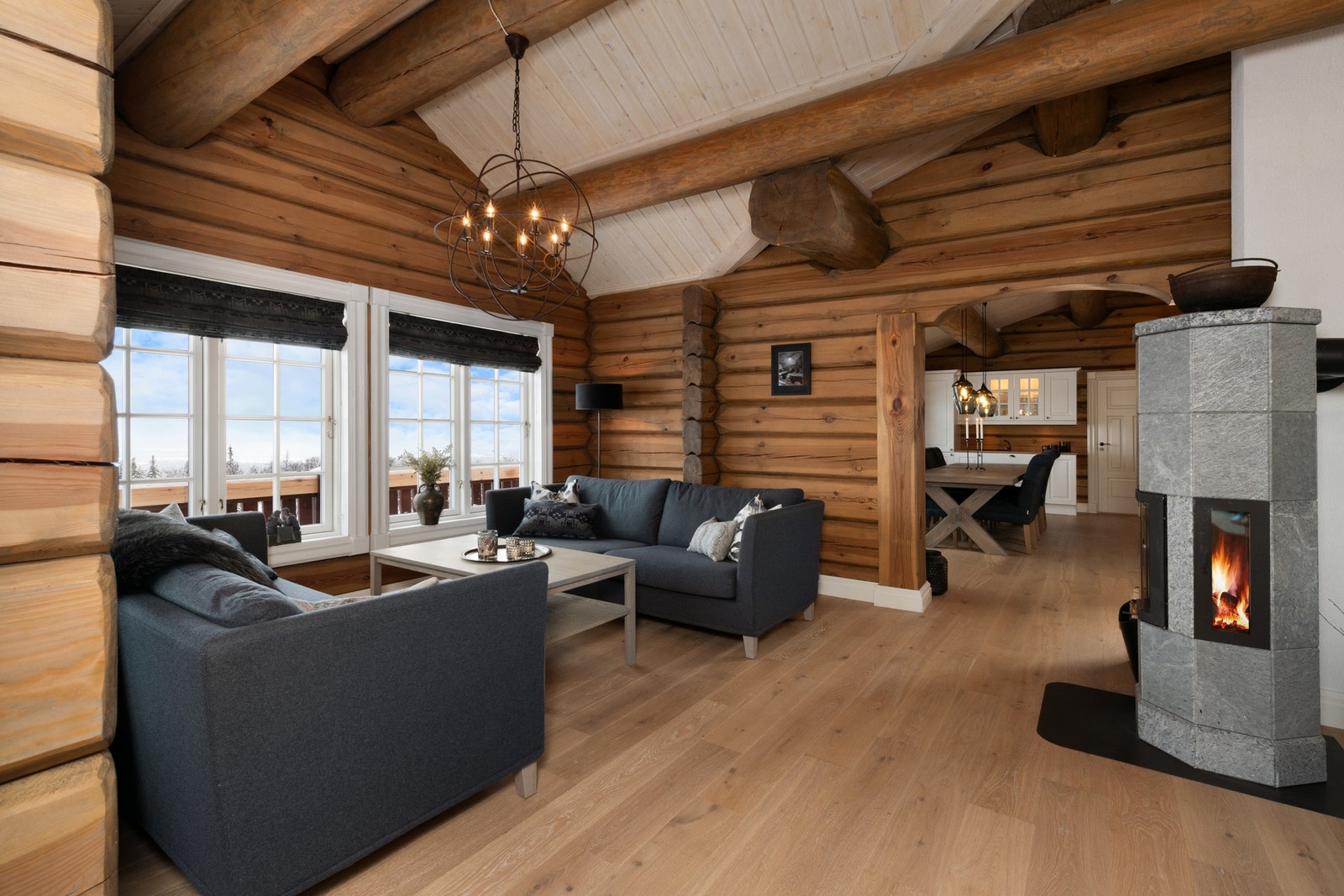 Romslig peisestue med 2 store sofa , God takhøyde med Artwood taklampe. Galleribilde