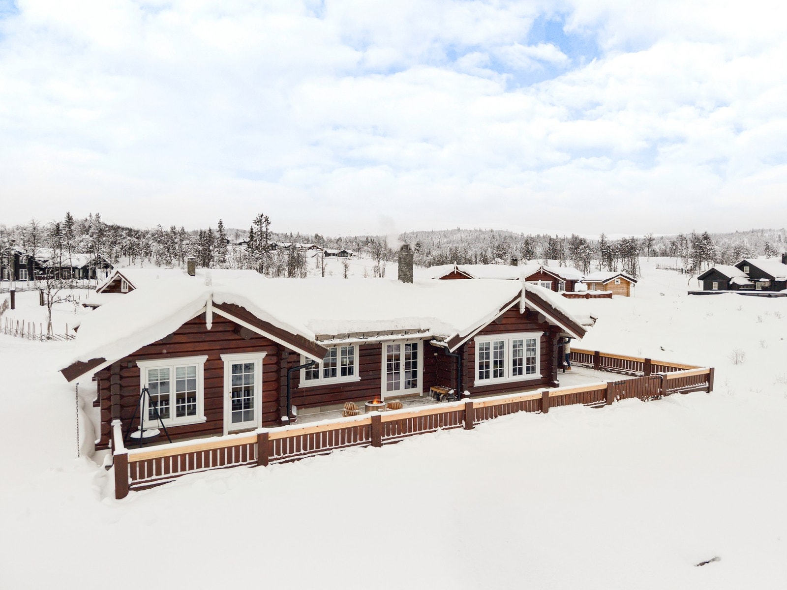 Hytta ligger helt i front , med fantastisk sol og utsiktsforhold. Galleribilde