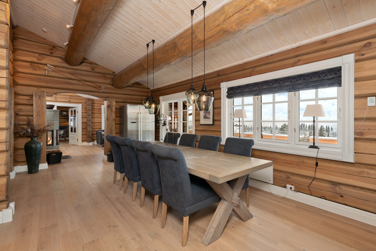 Vinduene slipper inn rikelig med lys. Vinduer har lift gardiner fra Ralp Lauren ( sydd av Annekset på Geilo ) Galleribilde