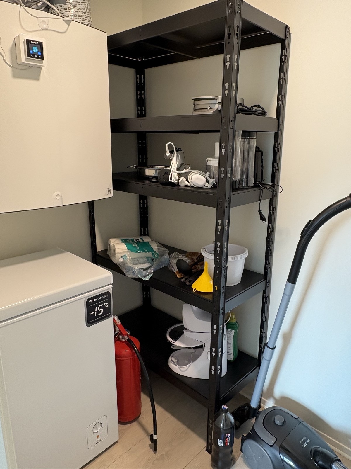 Bod er innredet med fryser og oppbevaringshylle Galleribilde