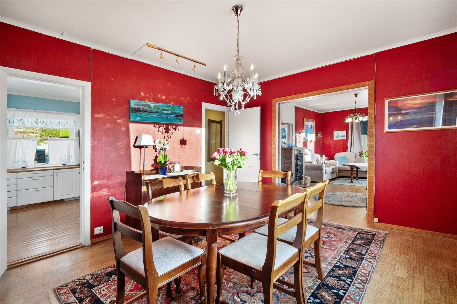 Spisestue mot kjøkken Galleribilde