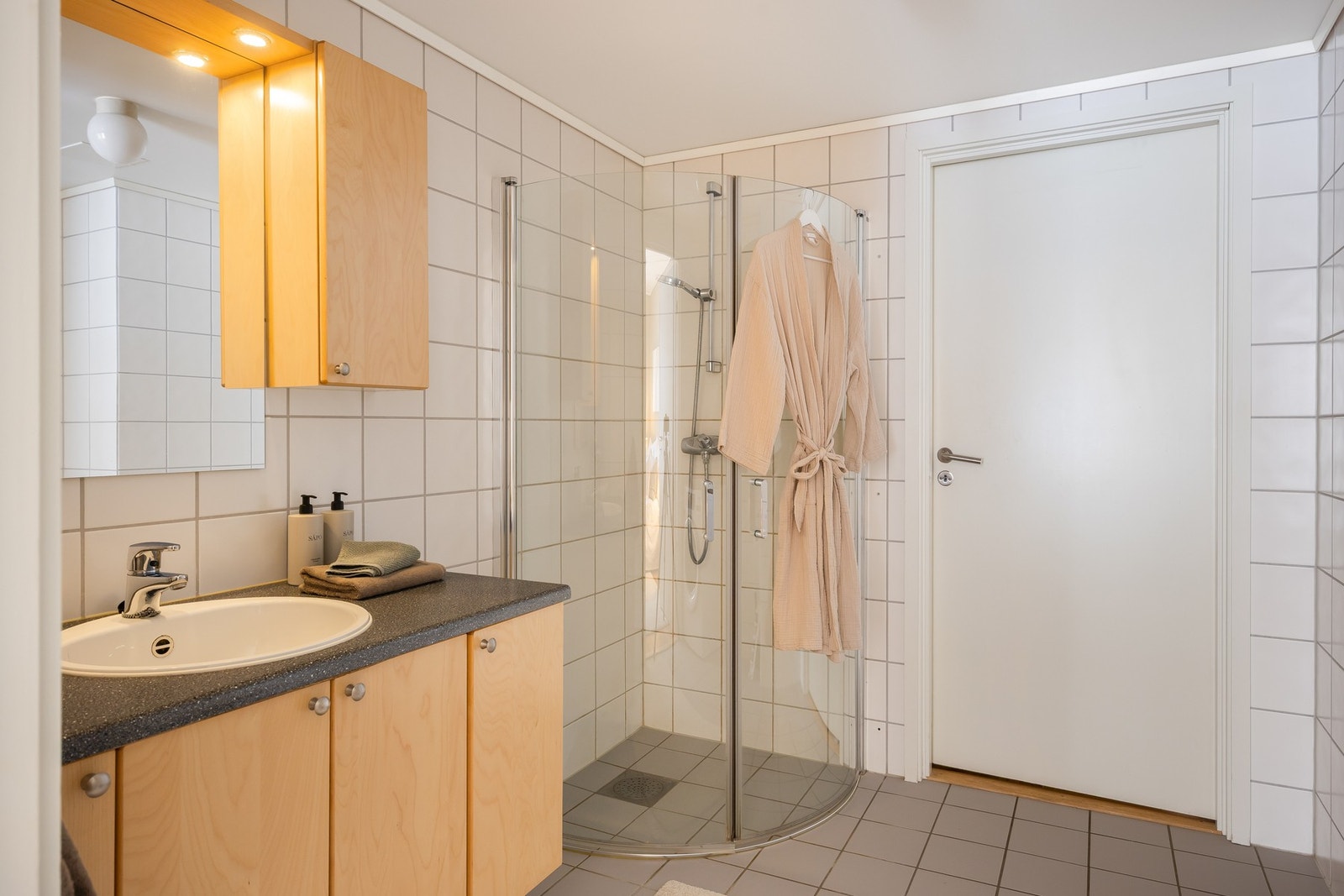 Badet er utstyrt med mekanisk avtrekksvifte og varmekabler i gulvet. Galleribilde