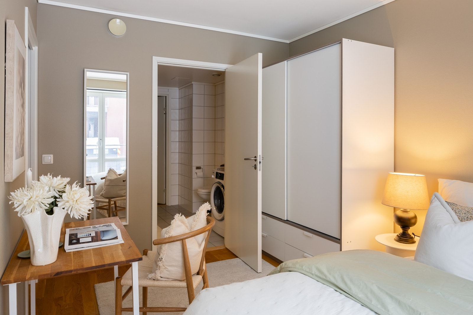 Badet i leiligheten er gjennomgående med tilgang fra både hovedsoverommet og fra gangen. Galleribilde