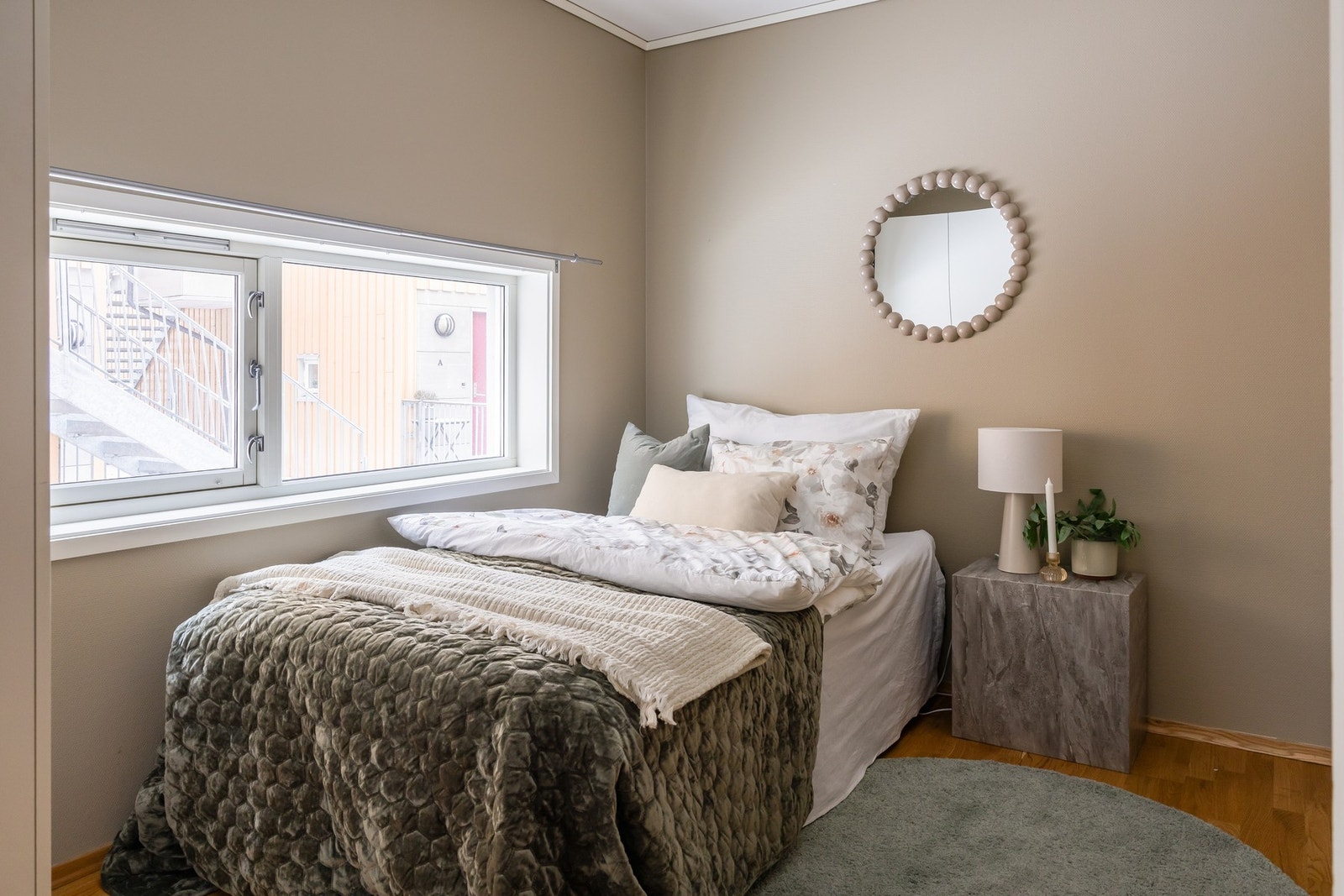 Boligen innehar tre romslig soverom som alle har plass til seng, kontorpult og garderobe. Galleribilde