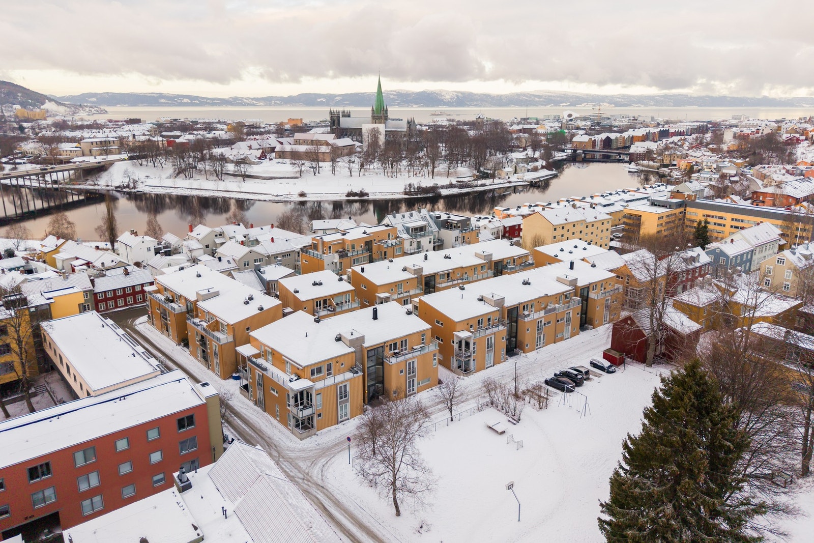Fantastisk plassering i bybilde med knappe 5 min gange til NTNU Gløshaugen, Bakklandet og St. Olavs. Videre når man Teknobyen, Solsiden og sentrumskjernen på ca. 10 min. Galleribilde