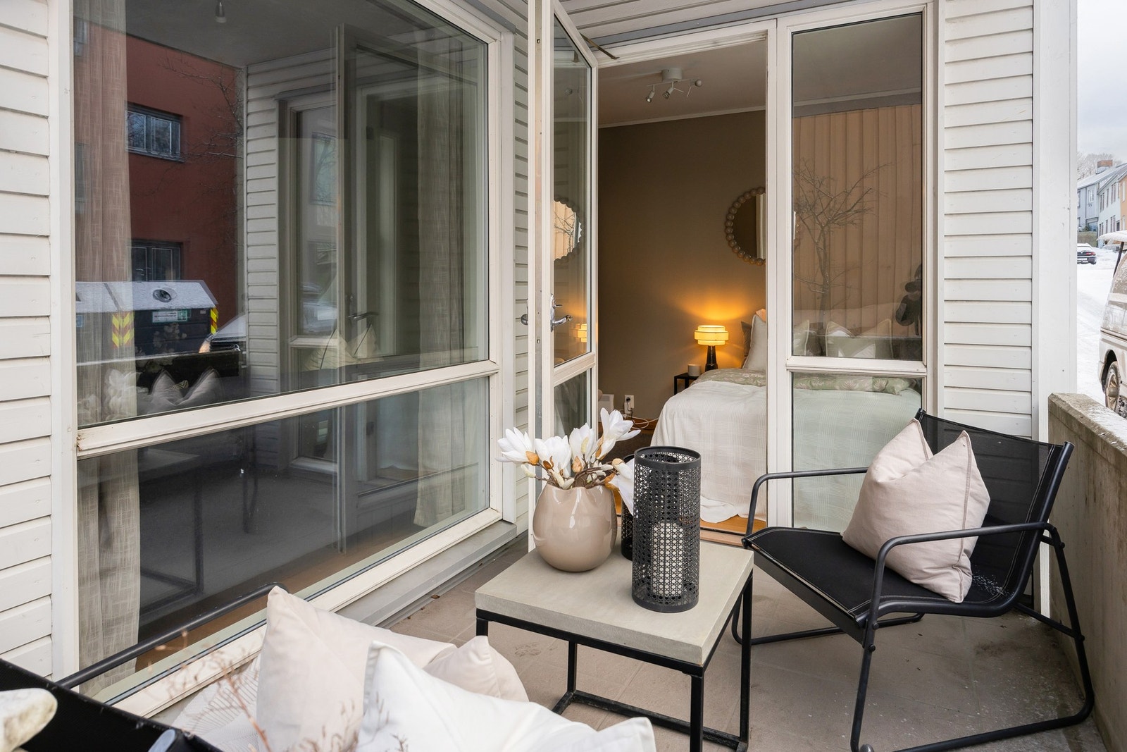 Hyggelig med egen terrasse med plass for utemøblement og elektrisk grill. Galleribilde