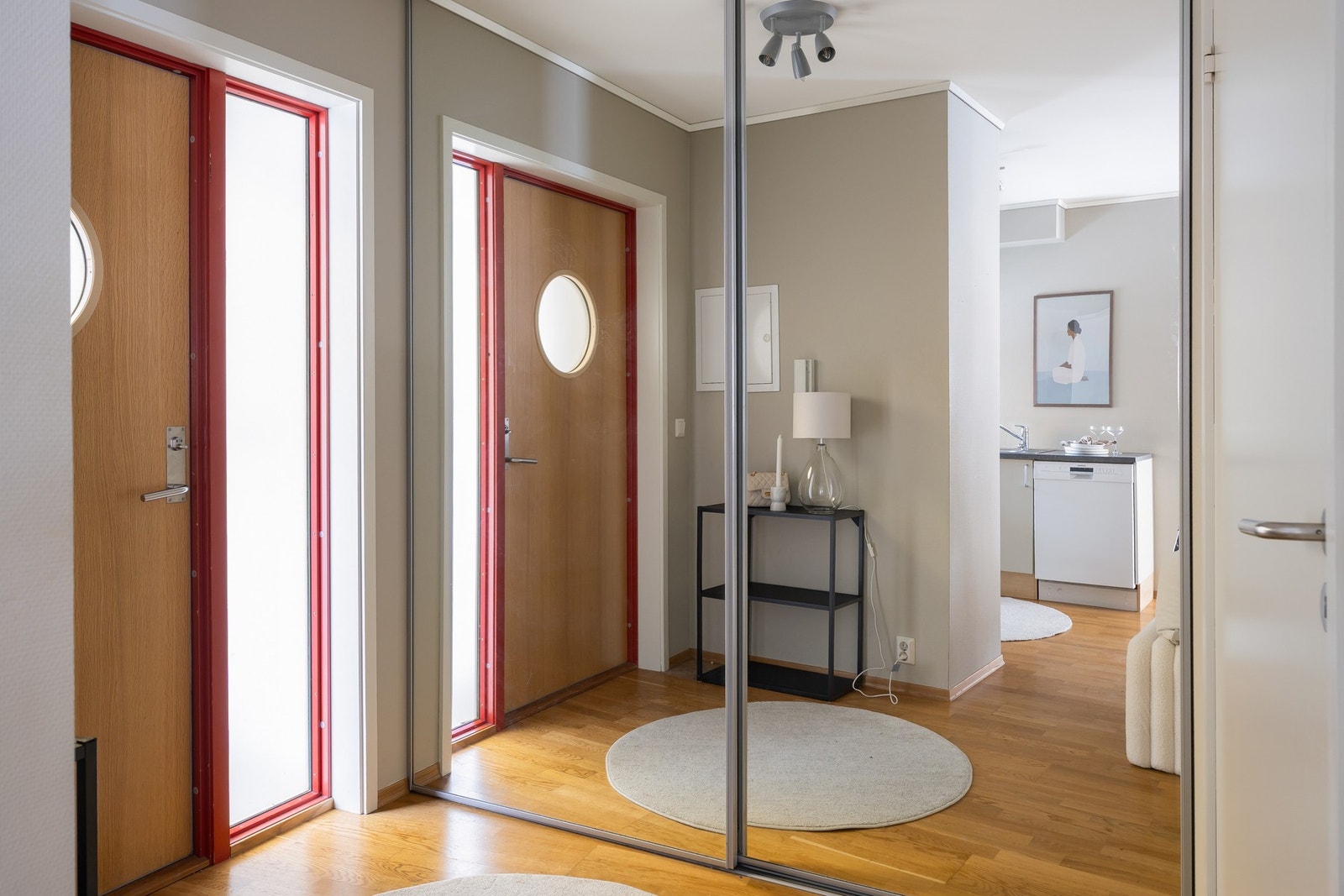 Lagringsrik skyvedørsgarderobe med speildører i entréen. For øvrig privat bod i kjeller som medfølger. Galleribilde