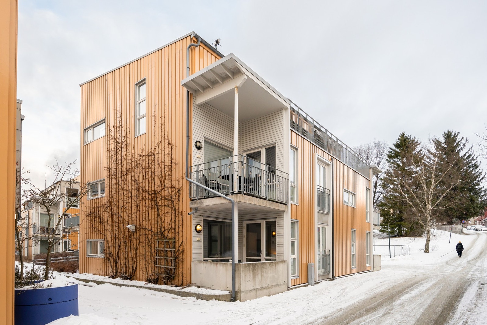 Bygget ble oppført i 2004, og er ett av få boligkomplekser i området som er bygd i dette årtusenet. Galleribilde