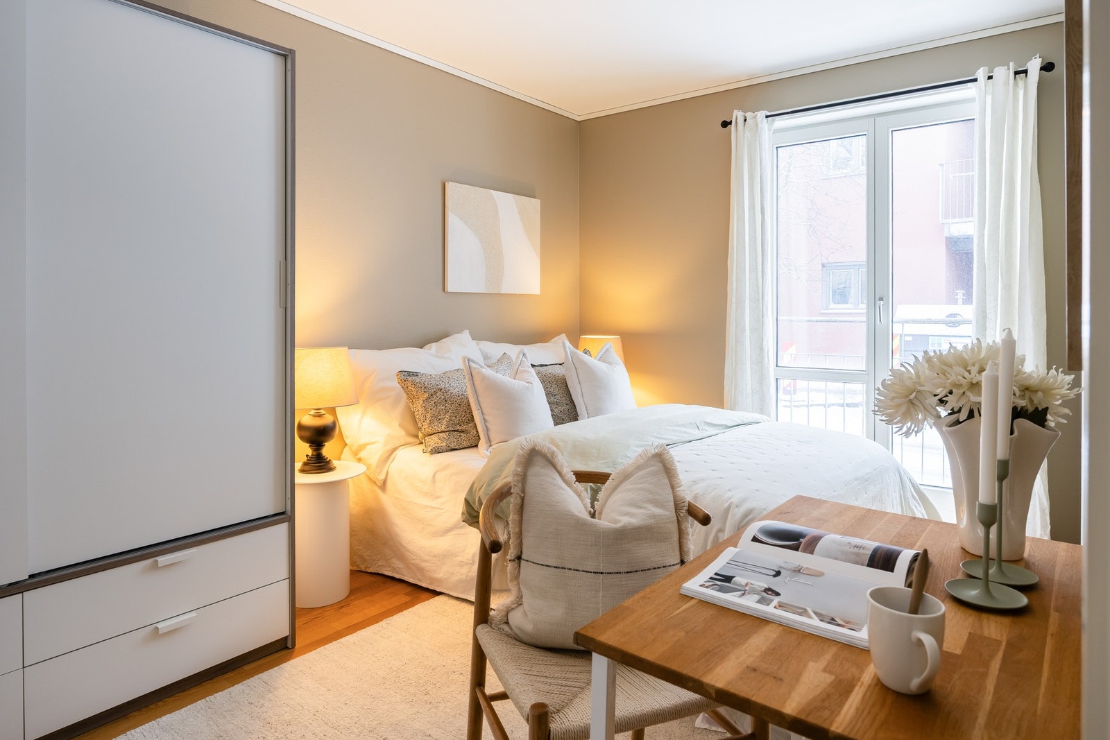 Hovedsoverommet er romslig og har etablert garderobe som medfølger i handelen. Galleribilde