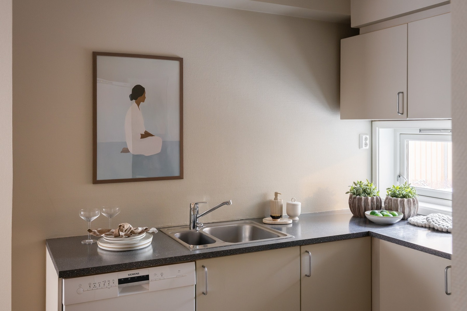 Praktisk utforming og hyggelig vindusnisje med innlys fra en rolig bakgård. Galleribilde