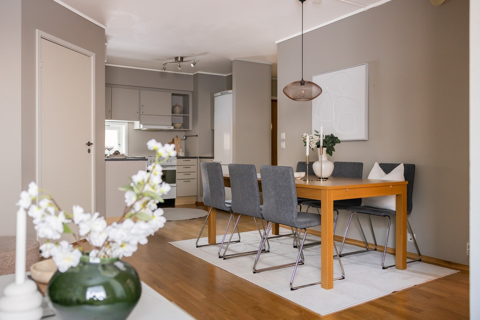 Funksjonell planløsning gir naturlig rom for spisestue i overgangen mot kjøkkenet. Galleribilde