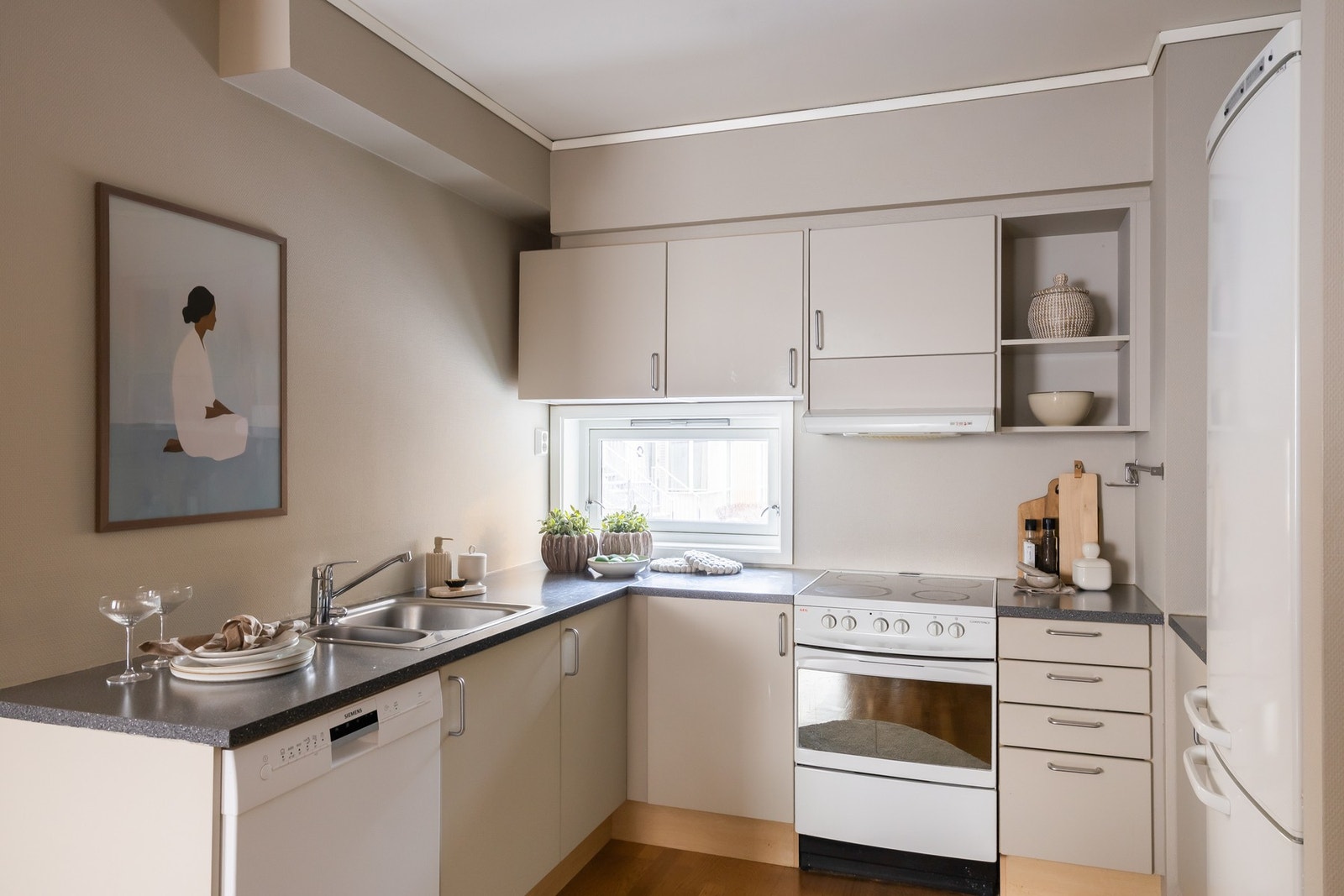 Kjøkkenet har en praktisk layout med god benkeplass og oppbevaringsmuligheter. Galleribilde