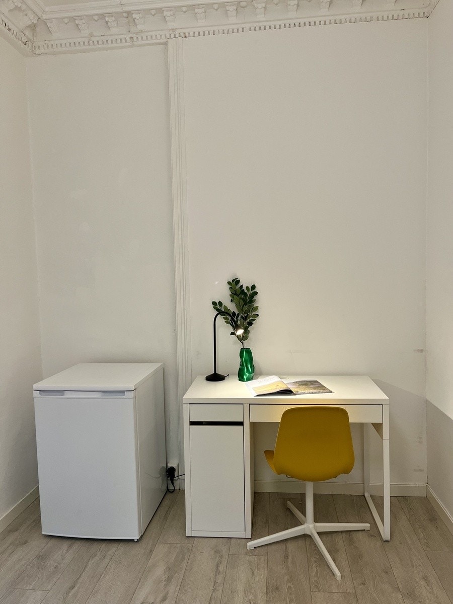 Ekstra kjøleskap i stuen Galleribilde