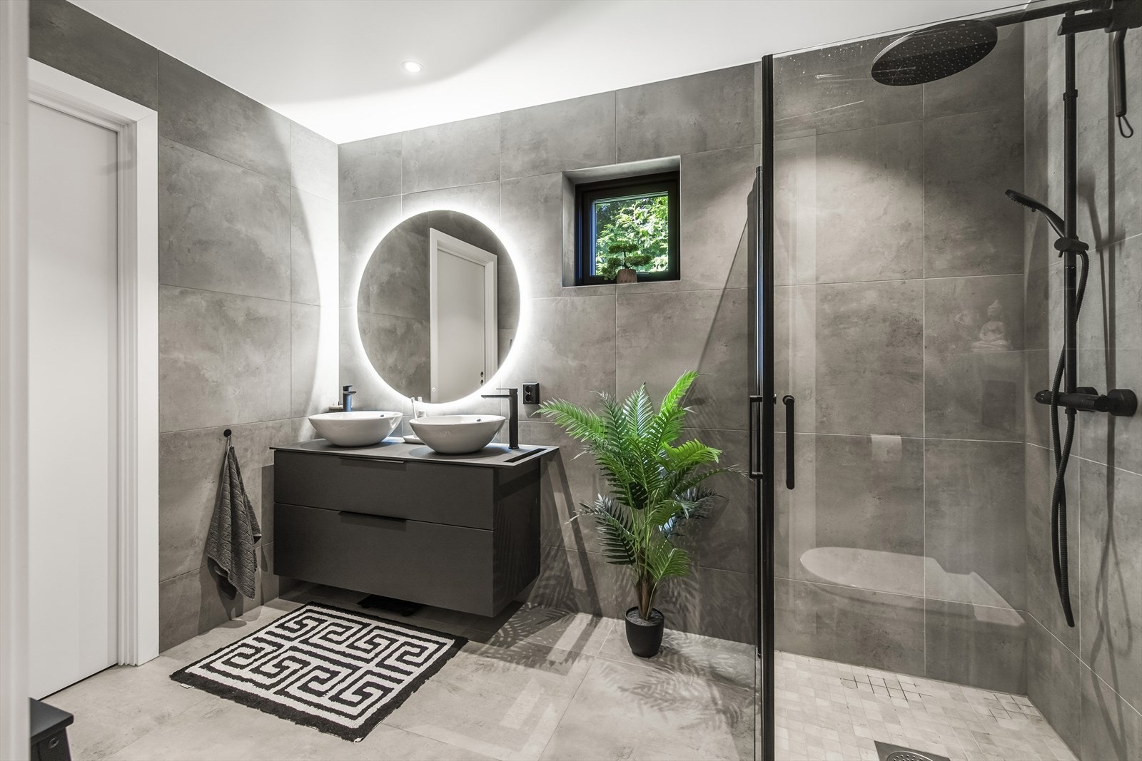 Innredet med servantinnredning med to servanter, dusjdører og wc. Galleribilde