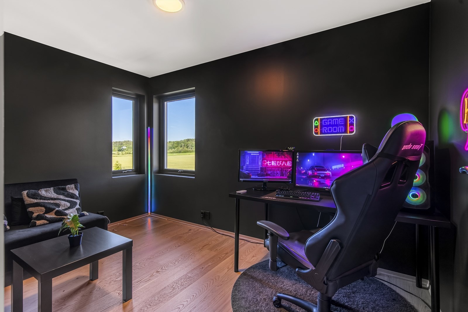 I andre etasje er det et soverom med god plass til seng og tilhørende møblement eller kontor. Galleribilde